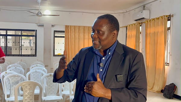 Robert Mkolla wakati wa mkutano- UVIKUWA